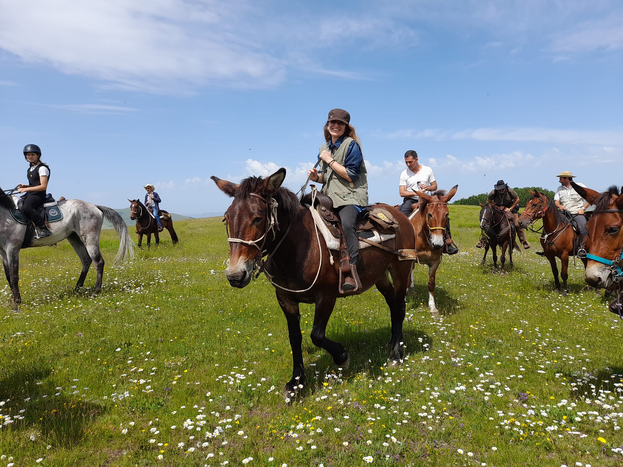 Scegli la data e prenota la tua giornata a cavallo , monterai un tranquillo mulo che ti fara gustare la tranquillita di questi posti