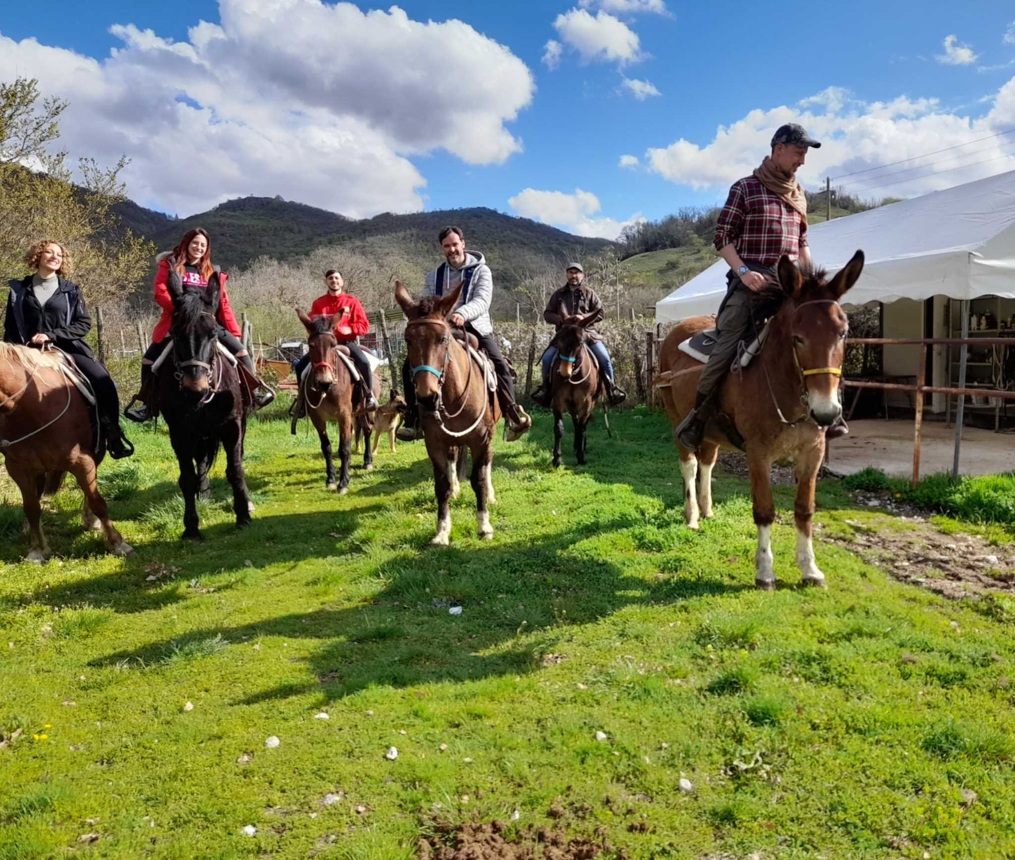 Scegli la data e prenota la tua giornata a cavallo , monterai un tranquillo mulo che ti fara gustare la tranquillita di questi posti